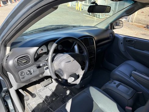 Used 2006 Chrysler Town & Country Touring image 42