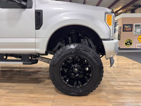 Used 2017 Ford F250 XLT w/ XLT Premium Package image 4