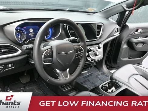 Used 2025 Chrysler Pacifica Select FWD image 29