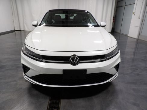 Used 2025 Volkswagen Jetta SE w/ Sunroof Package FWD image 2