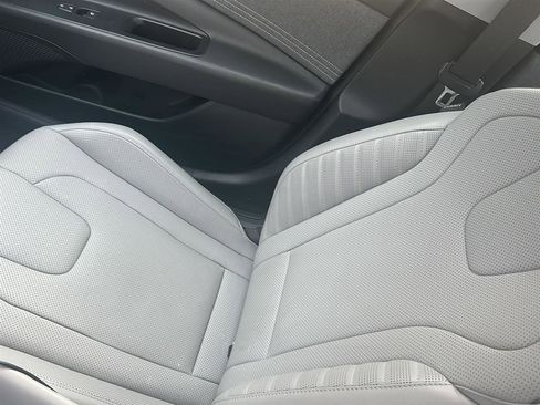 Used 2023 Hyundai Elantra Limited image 30