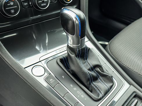 Used 2017 Volkswagen e-Golf SE w/ DC Fast Charging Package image 9