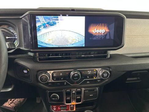 Used 2024 Jeep Wrangler Unlimited image 22