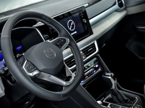 Certified 2025 Volkswagen Taos SE w/ Panoramic Sunroof Package image 10