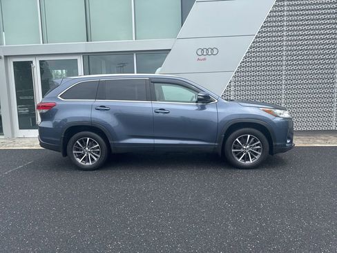 Used 2019 Toyota Highlander XLE AWD/4WD image 2