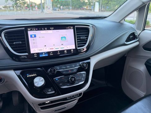 Used 2023 Chrysler Pacifica Touring-L FWD image 20