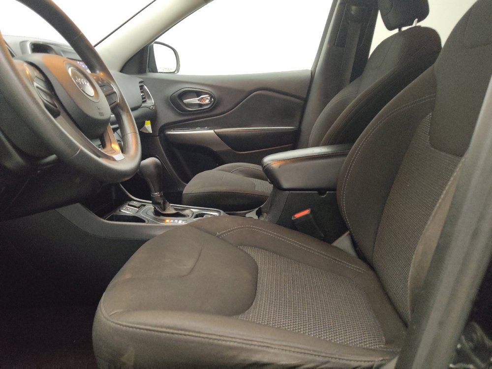 Used 2021 Jeep Cherokee Latitude w/ Mopar Interior Package FWD image 17