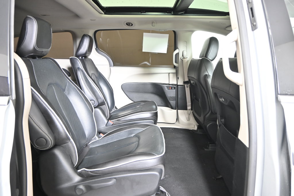 Used 2023 Chrysler Pacifica Limited FWD image 15