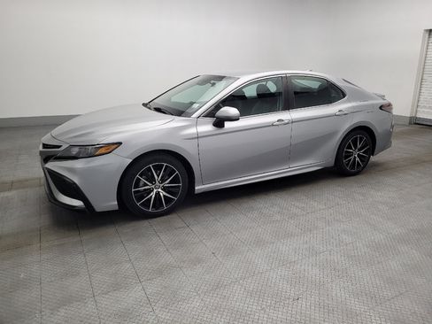 Used 2021 Toyota Camry SE image 2
