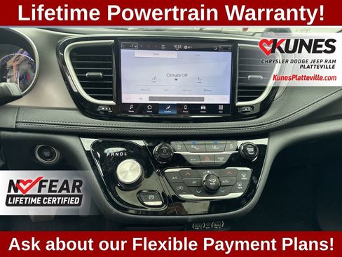 Used 2025 Chrysler Pacifica Select AWD/4WD image 18