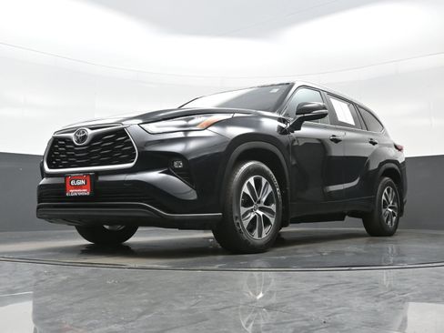 Used 2024 Toyota Highlander XLE AWD/4WD image 29