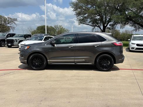 Used 2019 Ford Edge Titanium w/ Equipment Group 301A FWD image 2