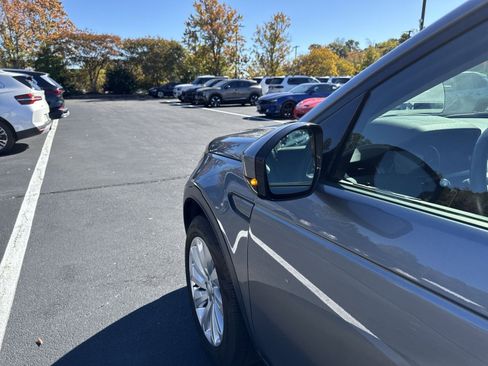 Used 2023 Land Rover Discovery Sport SE image 6