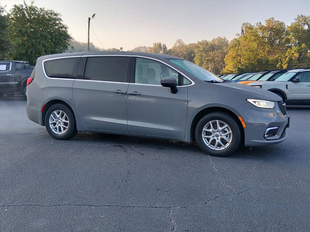 Used 2023 Chrysler Pacifica Touring-L FWD image 2