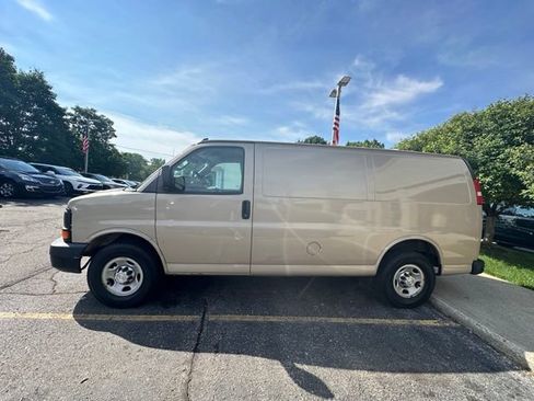 Used 2017 Chevrolet Express 2500 RWD image 2