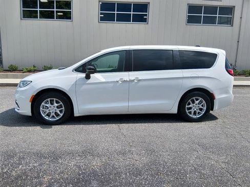 Used 2024 Chrysler Pacifica Touring-L FWD image 6