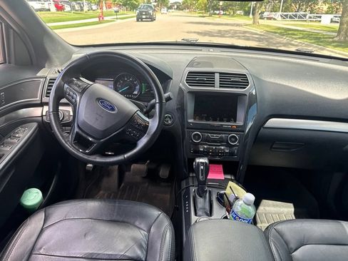 Used 2018 Ford Explorer XLT w/ Equipment Group 202A AWD/4WD image 9