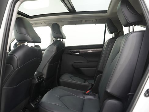 Used 2025 Toyota Highlander Limited AWD/4WD image 18