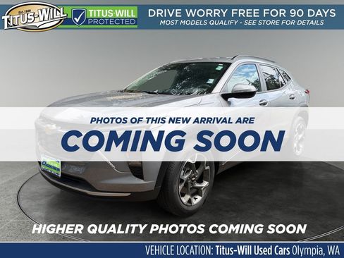Used 2024 Chevrolet Trax LT w/ Sunroof Package FWD image 2