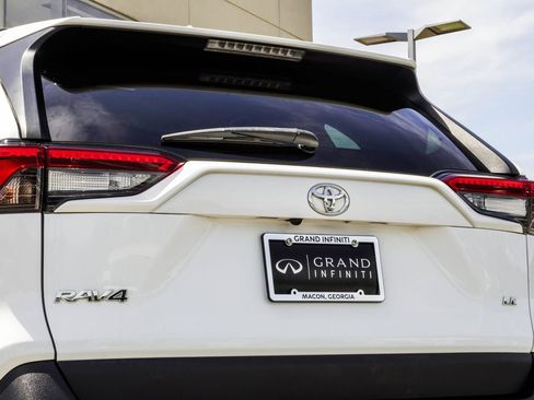 Used 2019 Toyota RAV4 LE FWD image 13