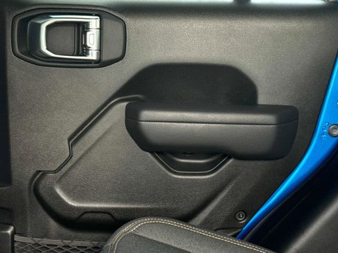 Used 2025 Jeep Gladiator Sport image 15