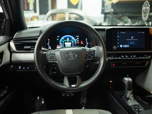 Used 2025 Toyota Camry SE FWD image 18