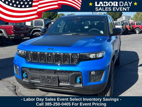 Used 2022 Jeep Grand Cherokee Trailhawk w/ Advanced Protech Group II AWD/4WD image 2