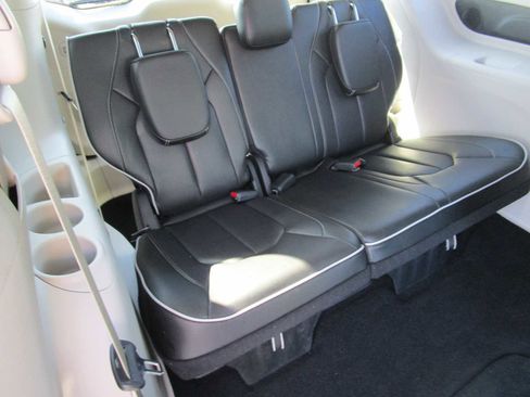 Certified 2024 Chrysler Pacifica Limited image 13