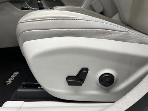 Used 2019 Jeep Cherokee Limited image 11