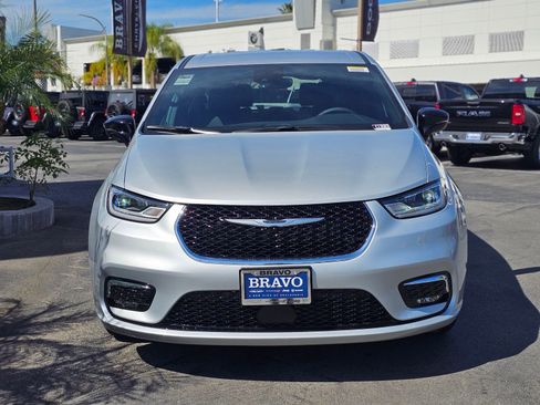 New 2026 Chrysler Pacifica Select image 2
