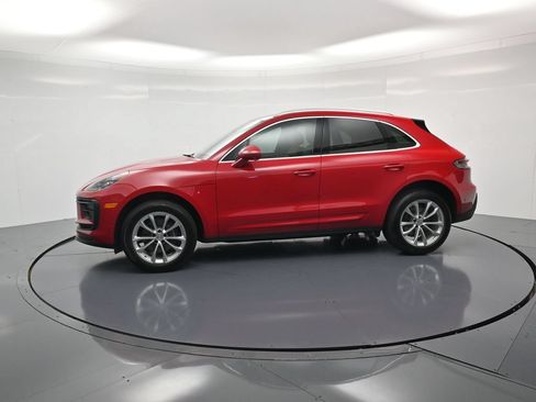 Certified 2025 Porsche Macan AWD/4WD image 2
