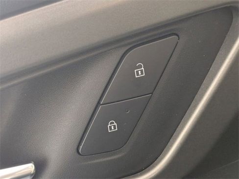 Used 2025 Chevrolet Traverse LT image 11