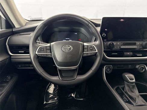 Certified 2024 Toyota Grand Highlander XLE image 32