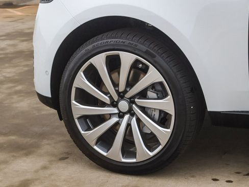 New 2025 Land Rover Range Rover SE image 9