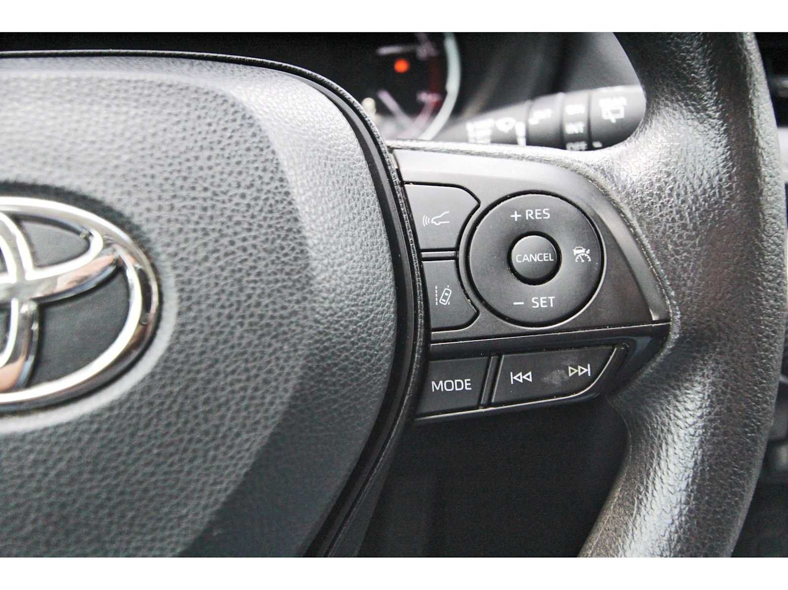 Used 2024 Toyota RAV4 XLE w/ Convenience Package FWD image 16
