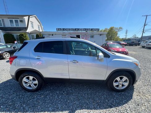 Used 2018 Chevrolet Trax LT w/ LT Convenience Package FWD image 5