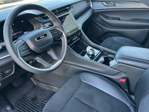 Used 2025 Jeep Grand Cherokee Altitude image 10