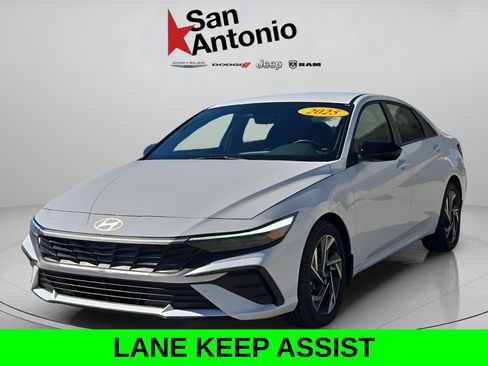 Used 2025 Hyundai Elantra Sport image 4