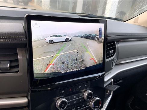 Used 2024 Ford Expedition XLT image 27