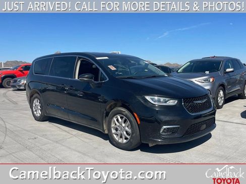 Used 2023 Chrysler Pacifica Touring-L image 1
