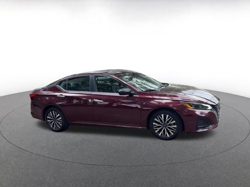 Used 2024 Nissan Altima 2.5 SV FWD image 2