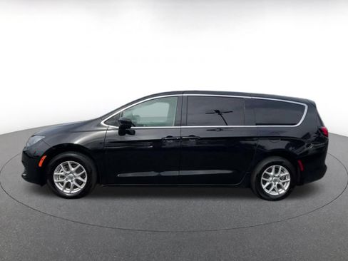 Used 2024 Chrysler Voyager LX FWD image 8