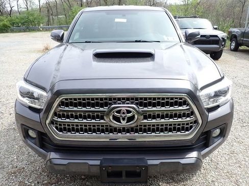 Used 2017 Toyota Tacoma TRD Sport w/ Premium & Technology Package image 8