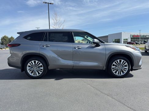 New 2026 Toyota Highlander Platinum AWD/4WD image 2