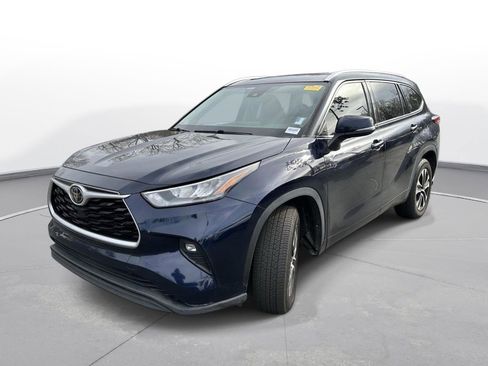 Used 2020 Toyota Highlander XLE image 2