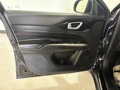 Used 2025 Jeep Compass Trailhawk AWD/4WD image 18