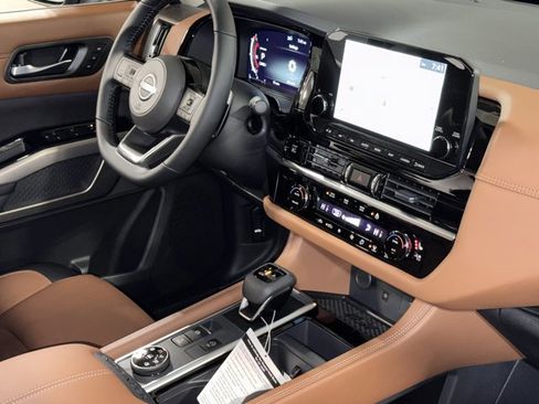 New 2025 Nissan Pathfinder Platinum image 13