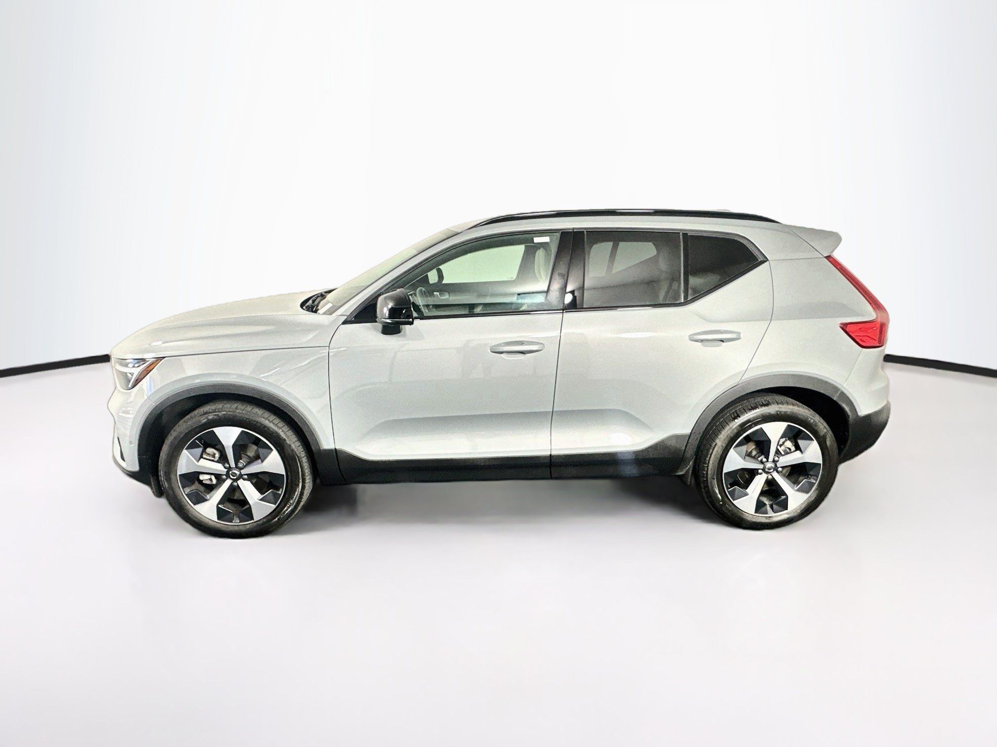 Used 2026 Volvo XC40 B5 Plus AWD/4WD image 4