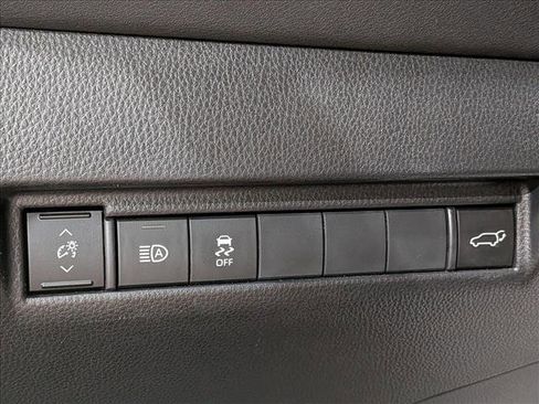 Used 2023 Toyota Venza LE image 11