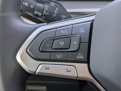 Certified 2025 Volkswagen Tiguan SE image 32